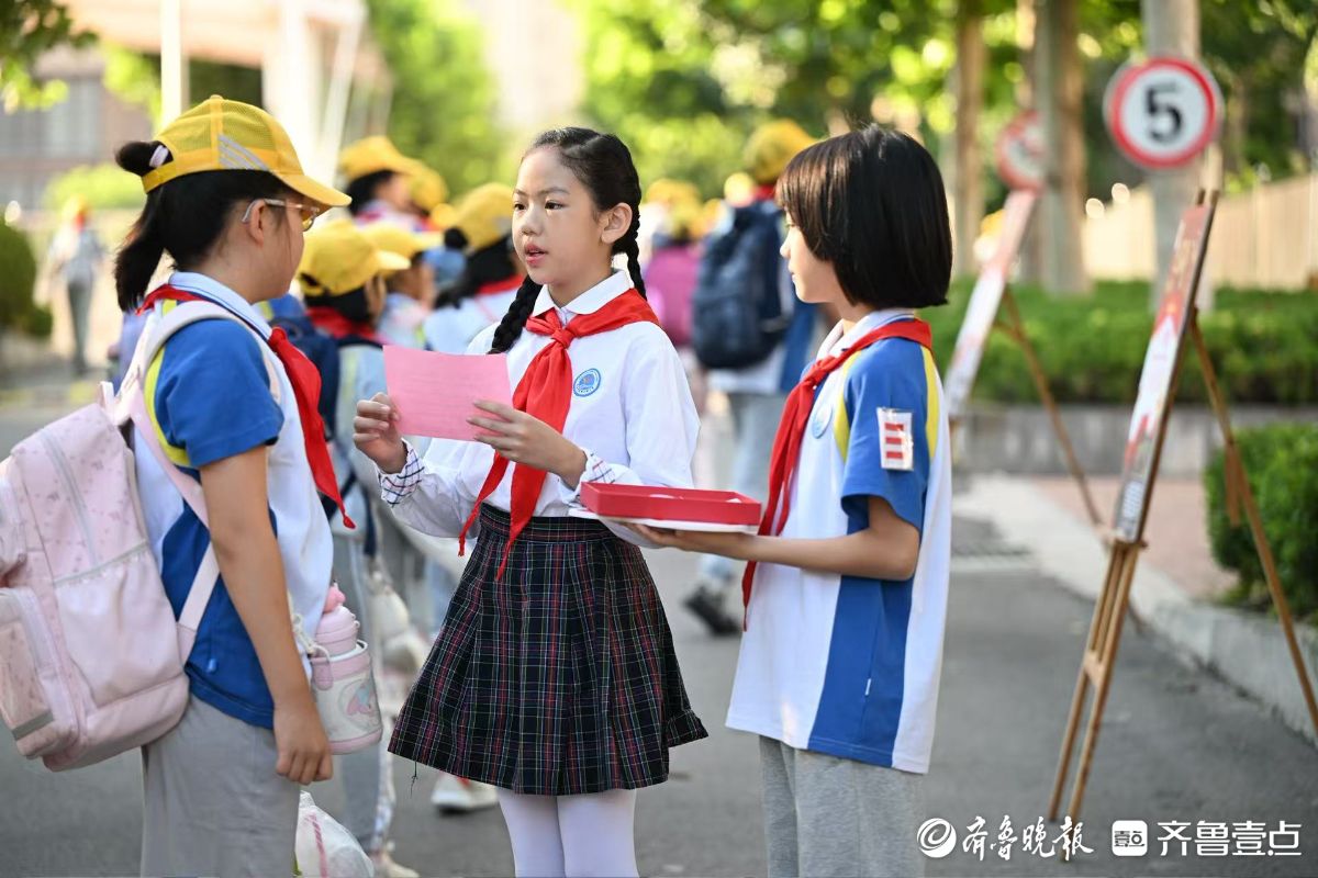 抗战展板和知识问答，开学首日红色主题教育入校园
