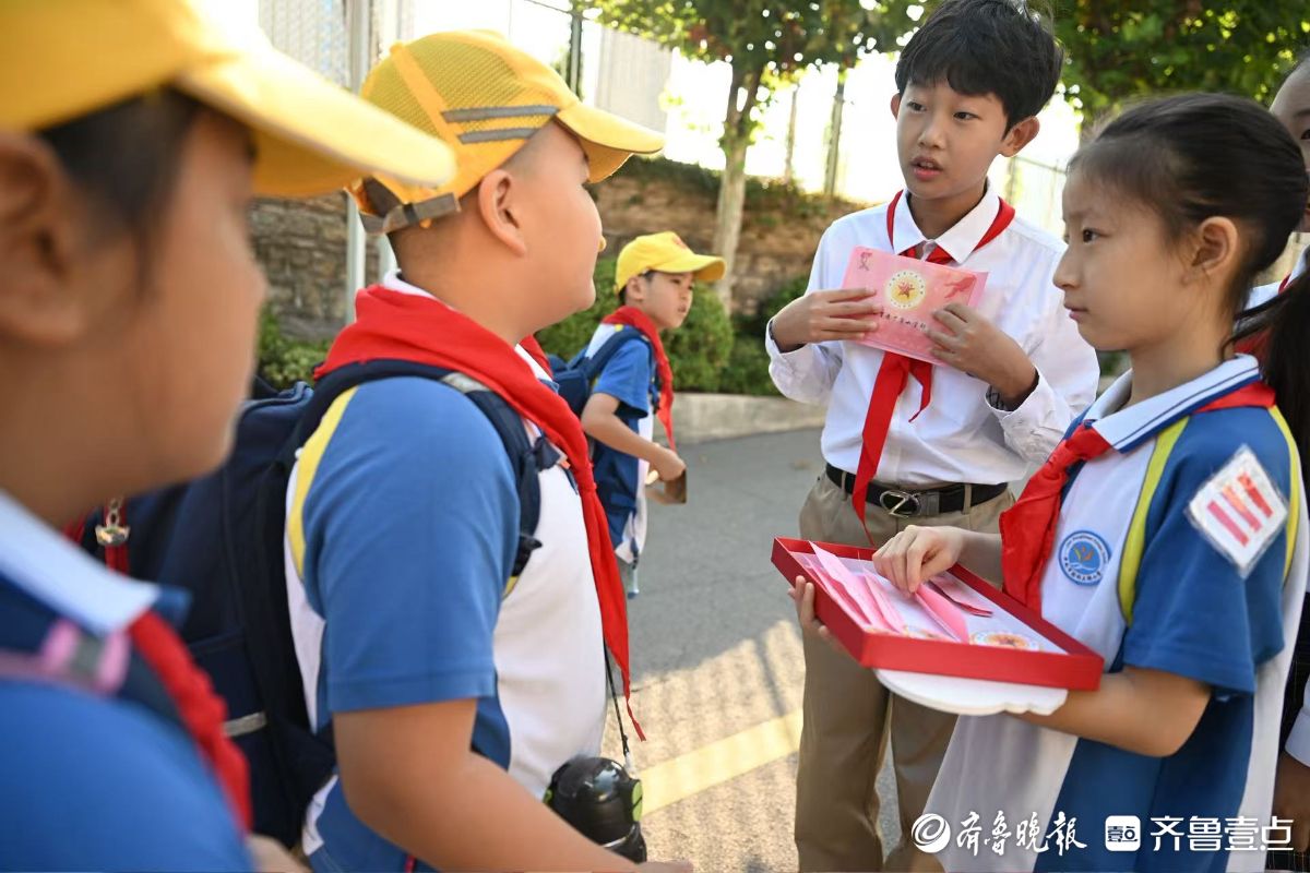 抗战展板和知识问答，开学首日红色主题教育入校园