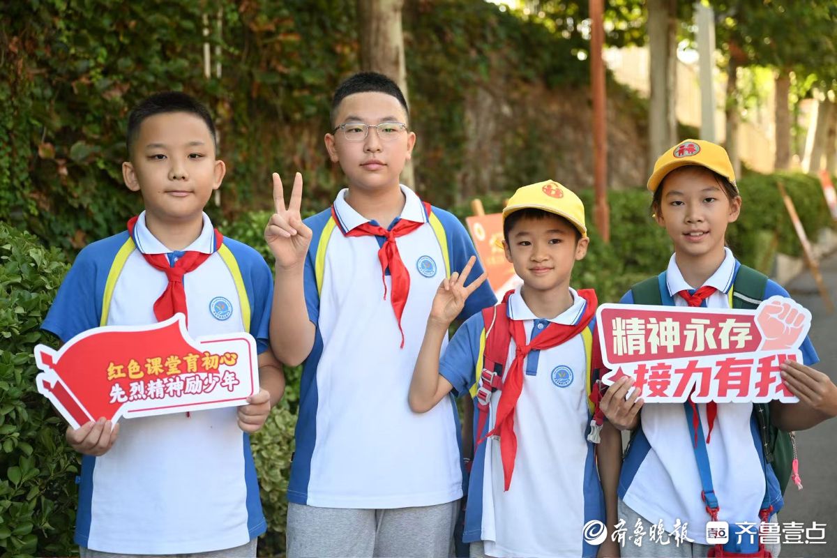抗战展板和知识问答，开学首日红色主题教育入校园