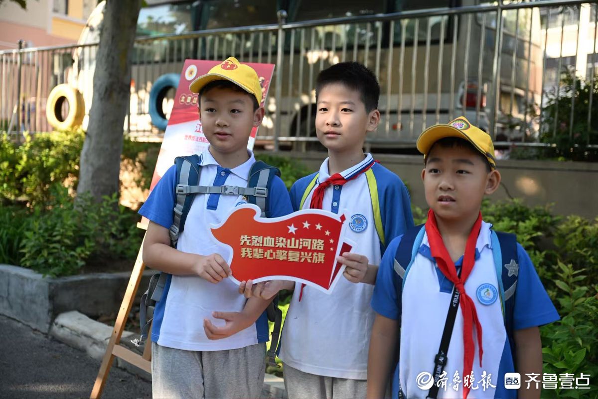 抗战展板和知识问答，开学首日红色主题教育入校园