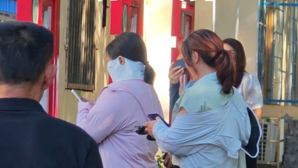 果然视频丨开学第一天，据说这是全国家长的“统一姿势”