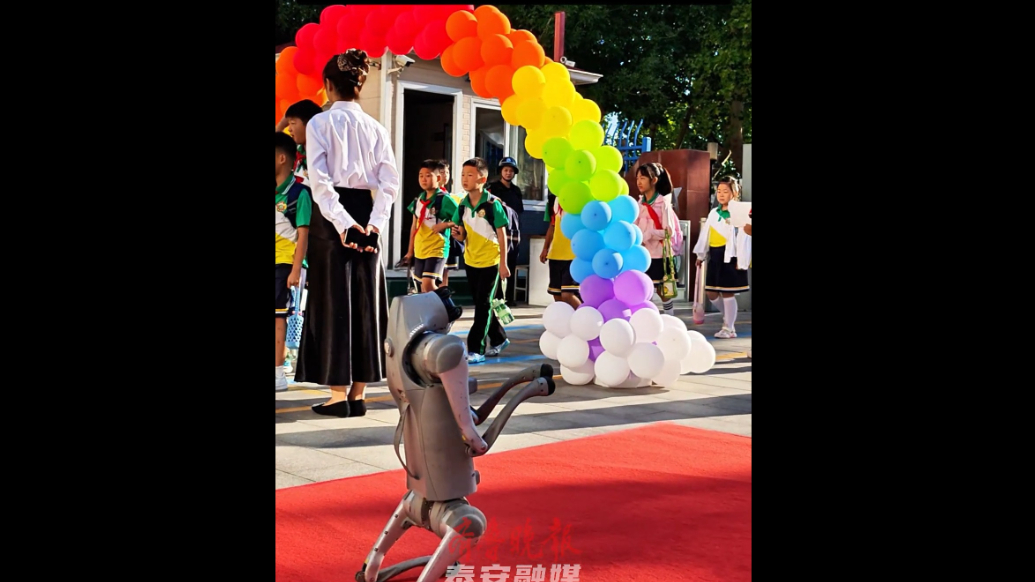果然视频丨开学迎新！泰安这个学校请来了机器狗