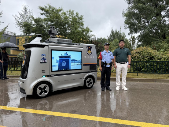 山东省首辆无人智慧巡逻车，金盾护航学子安全返校   