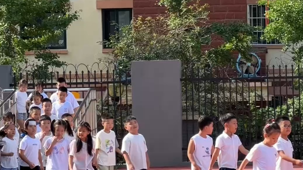 果然视频｜烟台开学首日，孩子进校后家长在对面楼上“暗中观察”
