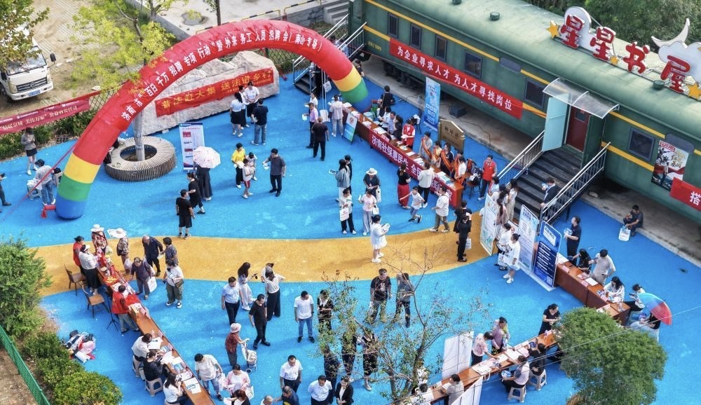 赶着大集找工作！济南招聘会500余个暖心岗位走进柳埠大集