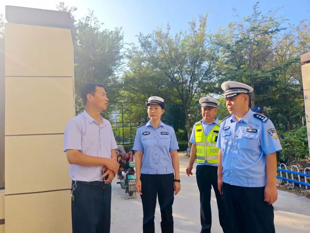 【开学第一课】菏泽交警护航上下学 带你上好安全“第一课”