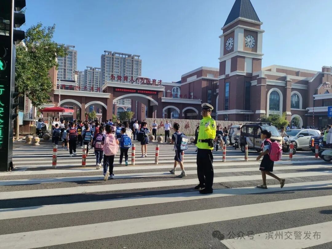 萌娃回归校园 滨州交警已就位