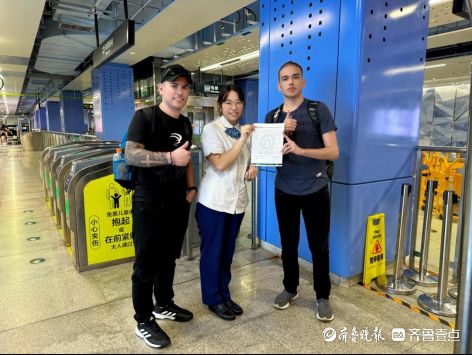 暖心地铁工作人员收获两封手写感谢信：一封纯英文，一封千里传书