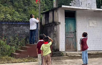 广西1名乡村教师带3名小学生升旗，老师身兼校长、班主任、任课老师，还带幼儿班