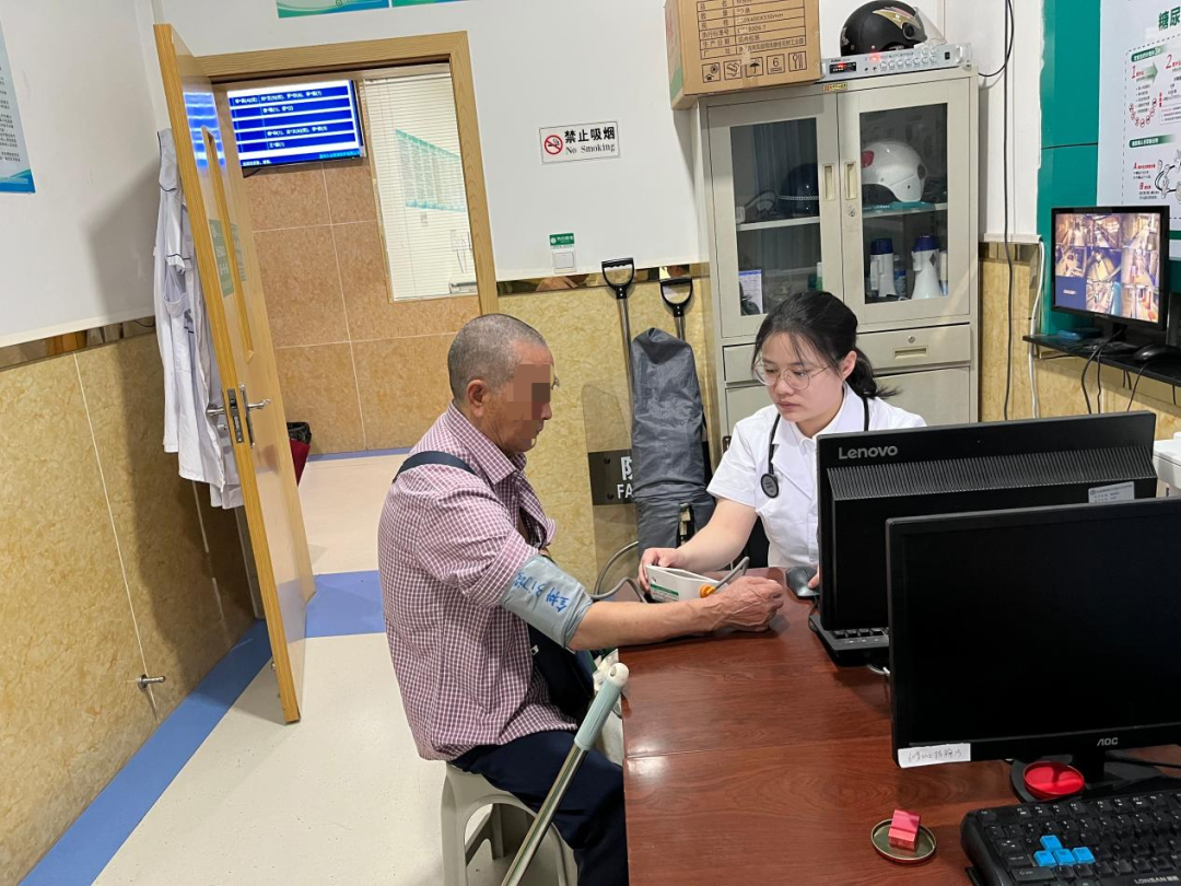 普及健康管理意识，毓璜顶医院援巫医生将慢病管理课堂搬进候诊区
