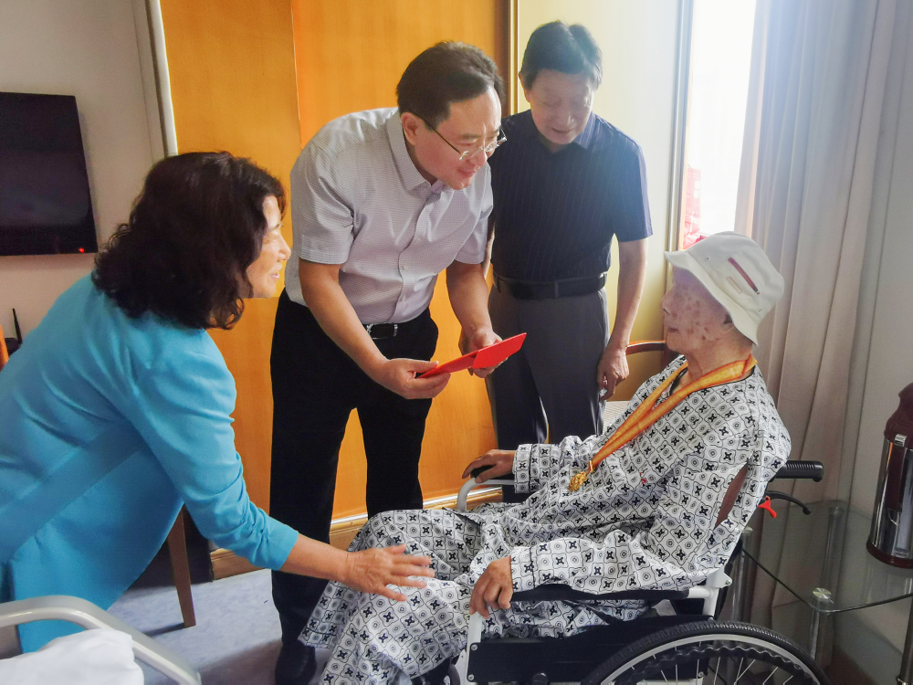 省委省直机关工委走访慰问离休干部