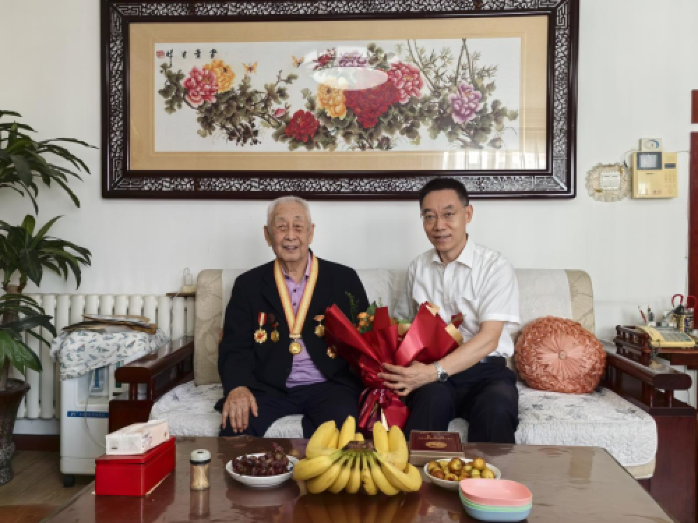 省档案馆走访慰问抗战老战士、老同志并发放纪念章