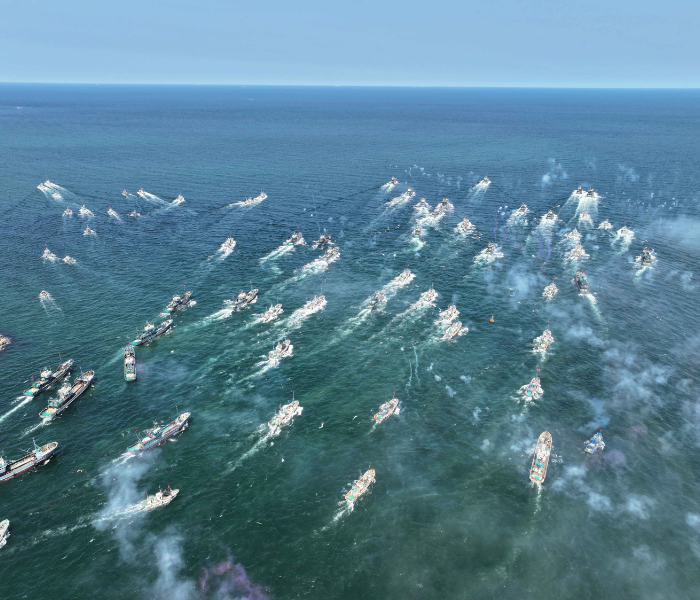 9月1日12时，威海正式开海！随着休渔期结束，渔民们扬帆启航，奔赴丰收之约，在威海远遥中心渔港，数百艘渔船如离弦之箭划破碧波，船尾拖曳出雪白浪痕，交织成一幅壮阔的“海上耕耘图”。