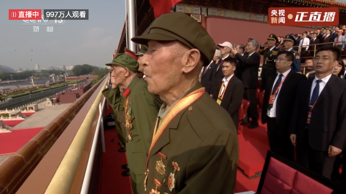 中国人民解放军联合军乐团奏响雄壮的《义勇军进行曲》，全场齐声高唱中华人民共和国国歌，鲜艳夺目的五星红旗冉冉升起