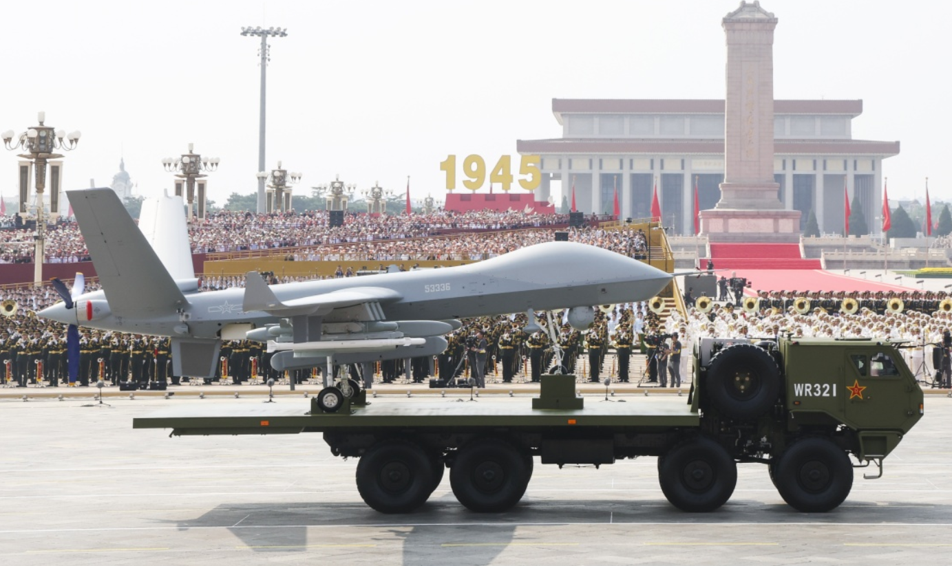 空中无人作战方队：受阅的新型察打一体无人机、无人僚机、舰载无人直升机，可隐蔽突击、广域覆盖、自主协同