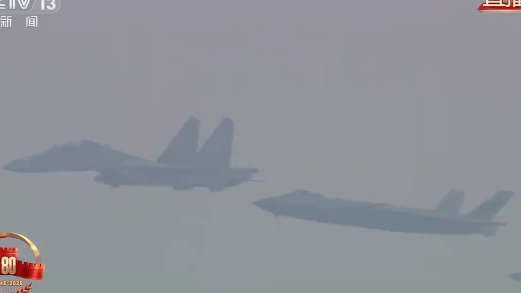 歼-16D、歼-20、歼-35A、歼-20S、歼-20A编成两个楔队震撼亮相