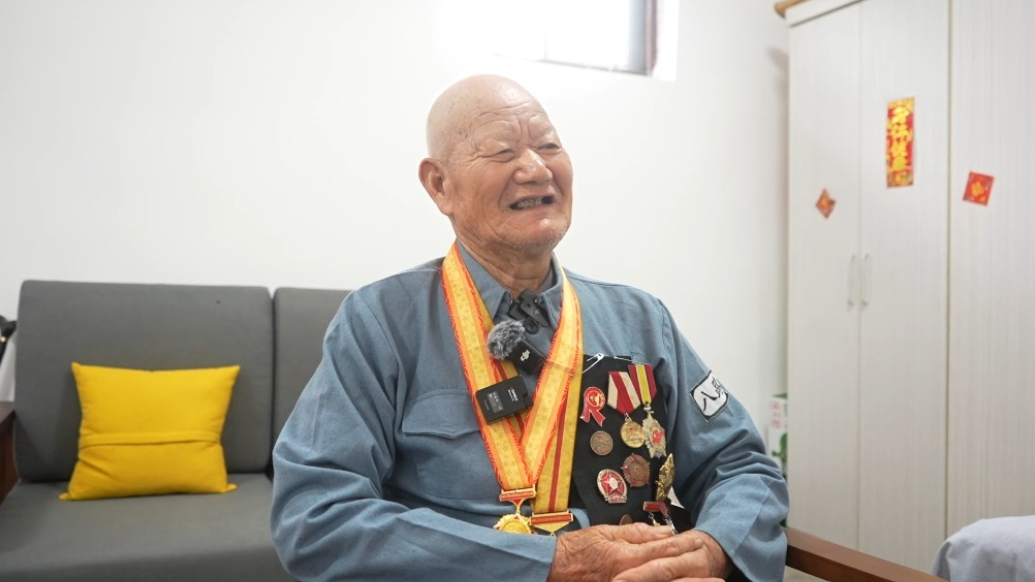 果然视频|观看九三阅兵 97岁抗战老兵满脸骄傲