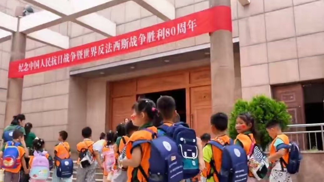 济南战役纪念馆组织观众观看阅兵盛典