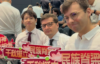 瞰阅兵丨万名观众进影院观看阅兵，震撼场面令观众热泪盈眶