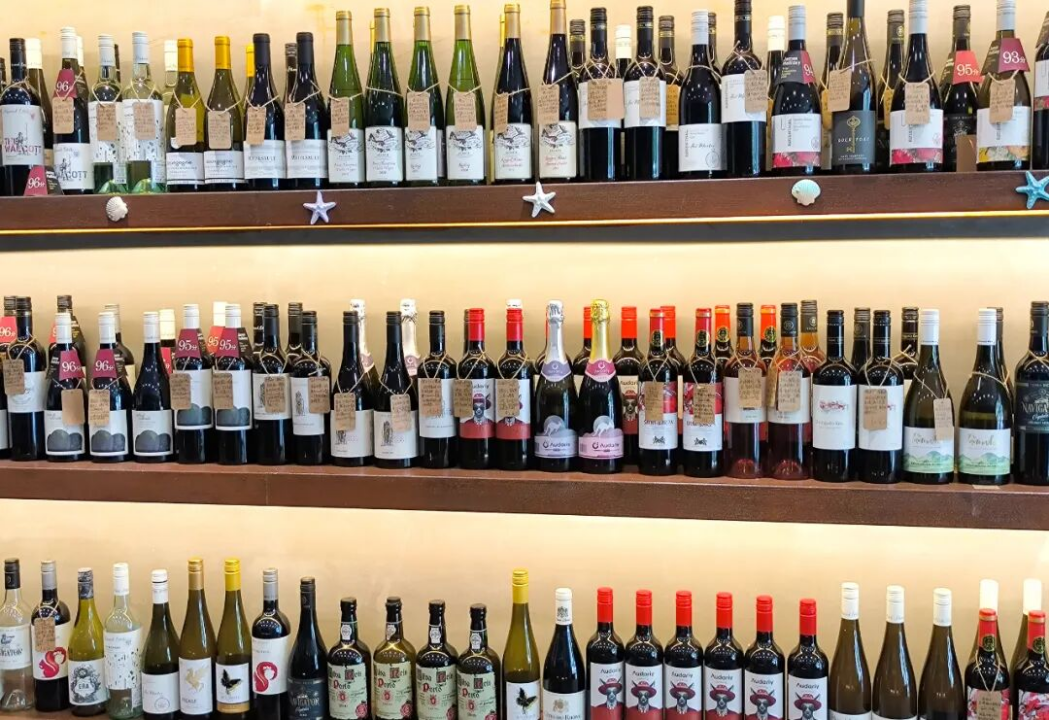 威海街头惊现“杯卖葡萄酒”！设计师改行卖酒，任性营业到半夜