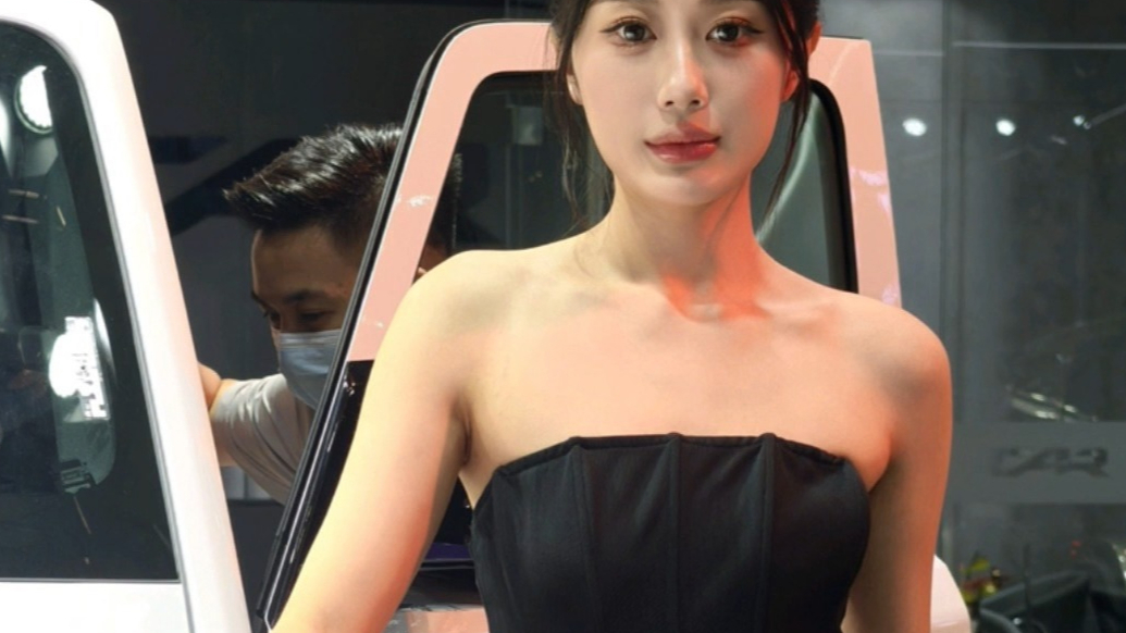 壹点拍客团|靓丽养眼！齐鲁秋季车展香车美女云集，快来打卡吧