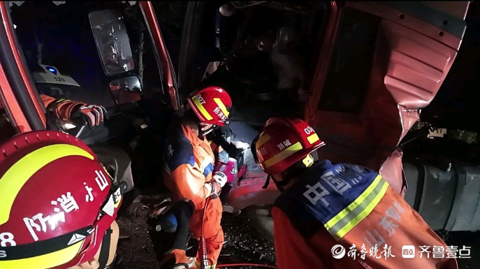 果然视频|两货车发生事故，消防员到场扩张作业救出被困者