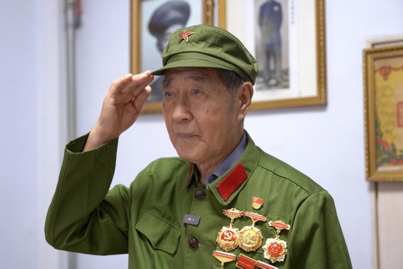 跨越80年的军礼！淄博97岁抗战老兵观看阅兵式