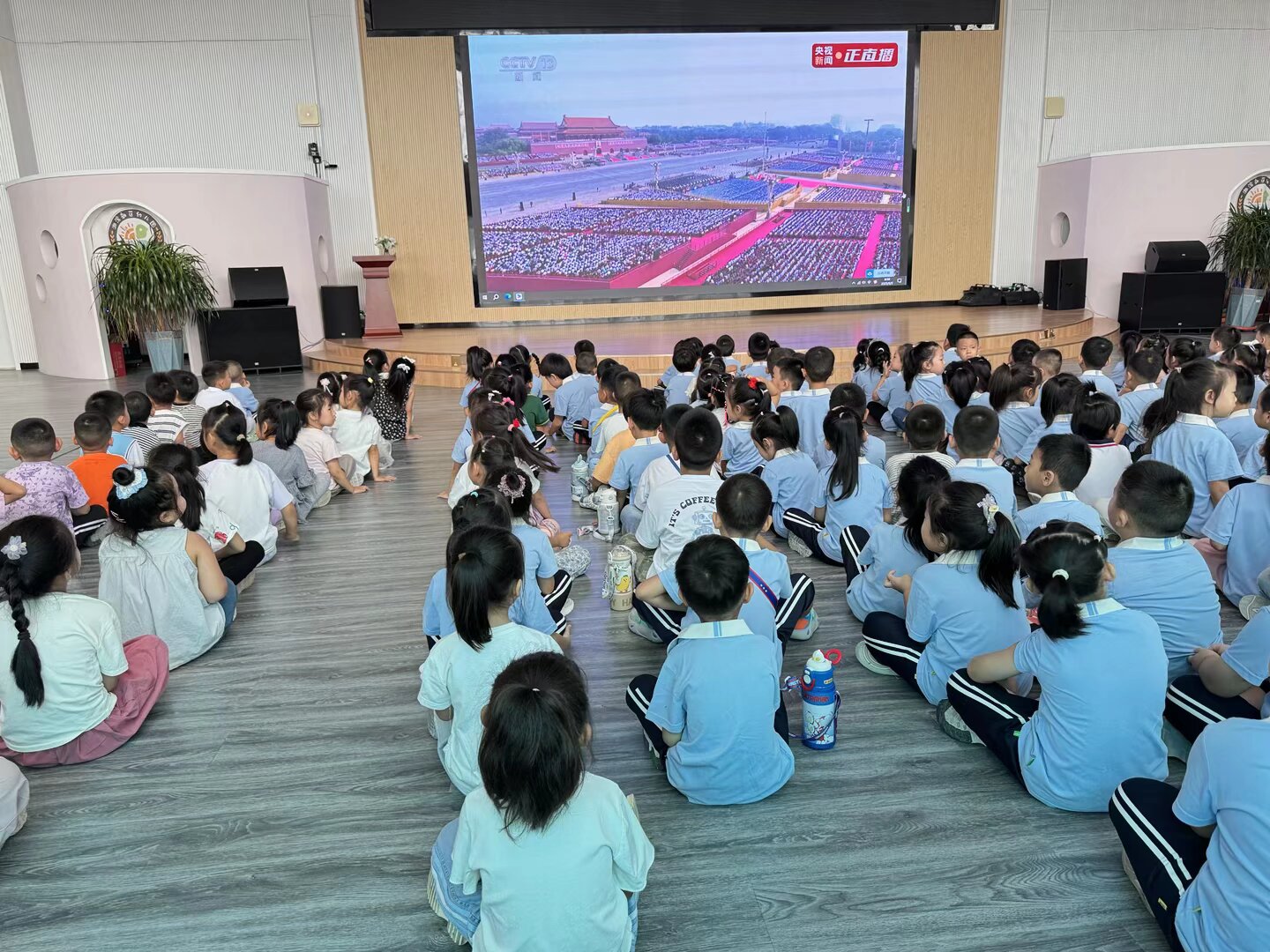河口区湖滨新区幼儿园大班幼儿观看阅兵式直播活动