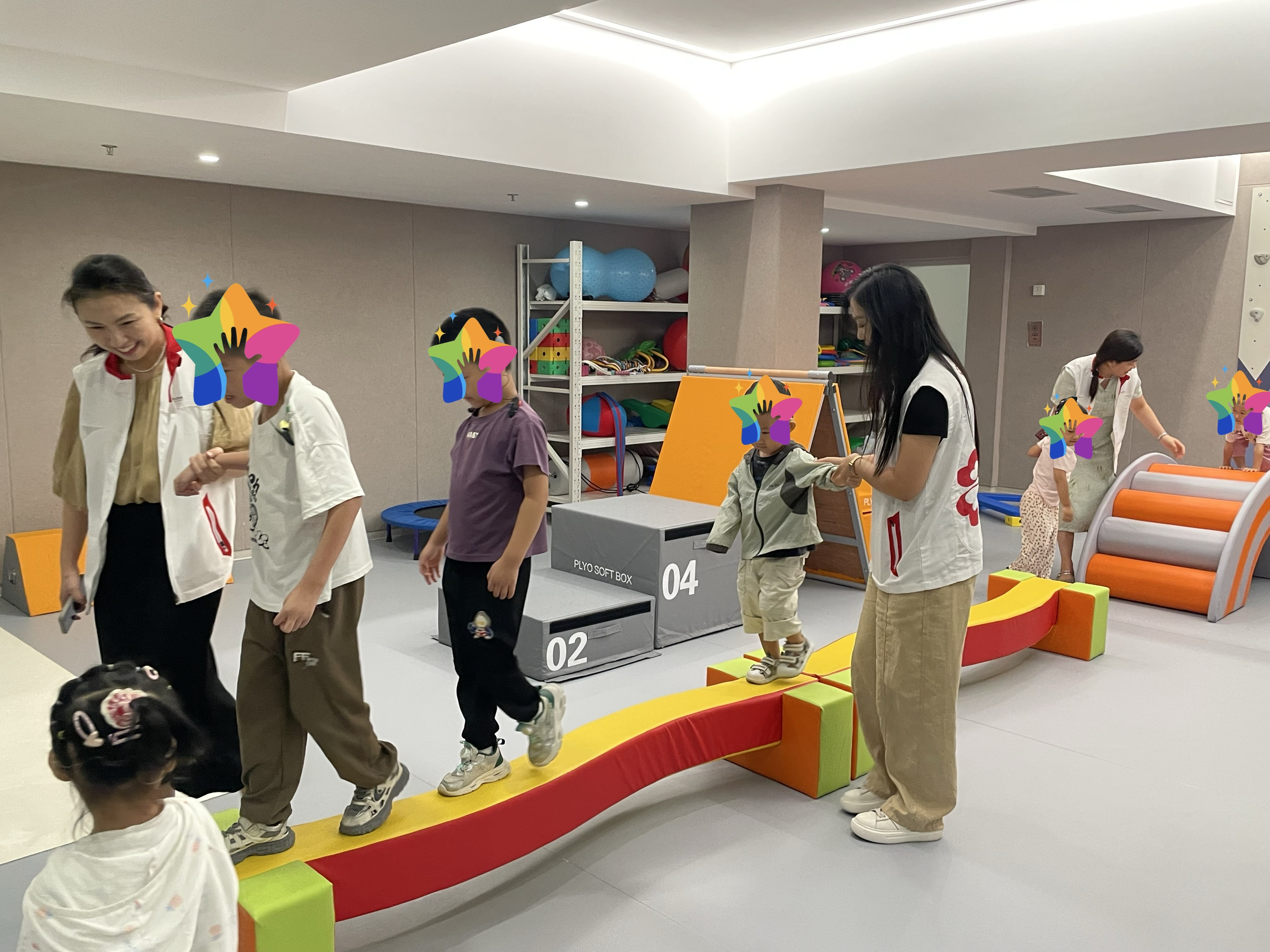 百年人寿济宁中支举办“情暖‘星童’ 爱满新居”公益活动