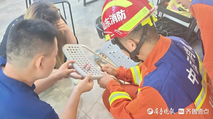 果然视频|女子不慎手卡塑料椅的孔洞中，消防员到场及时化解