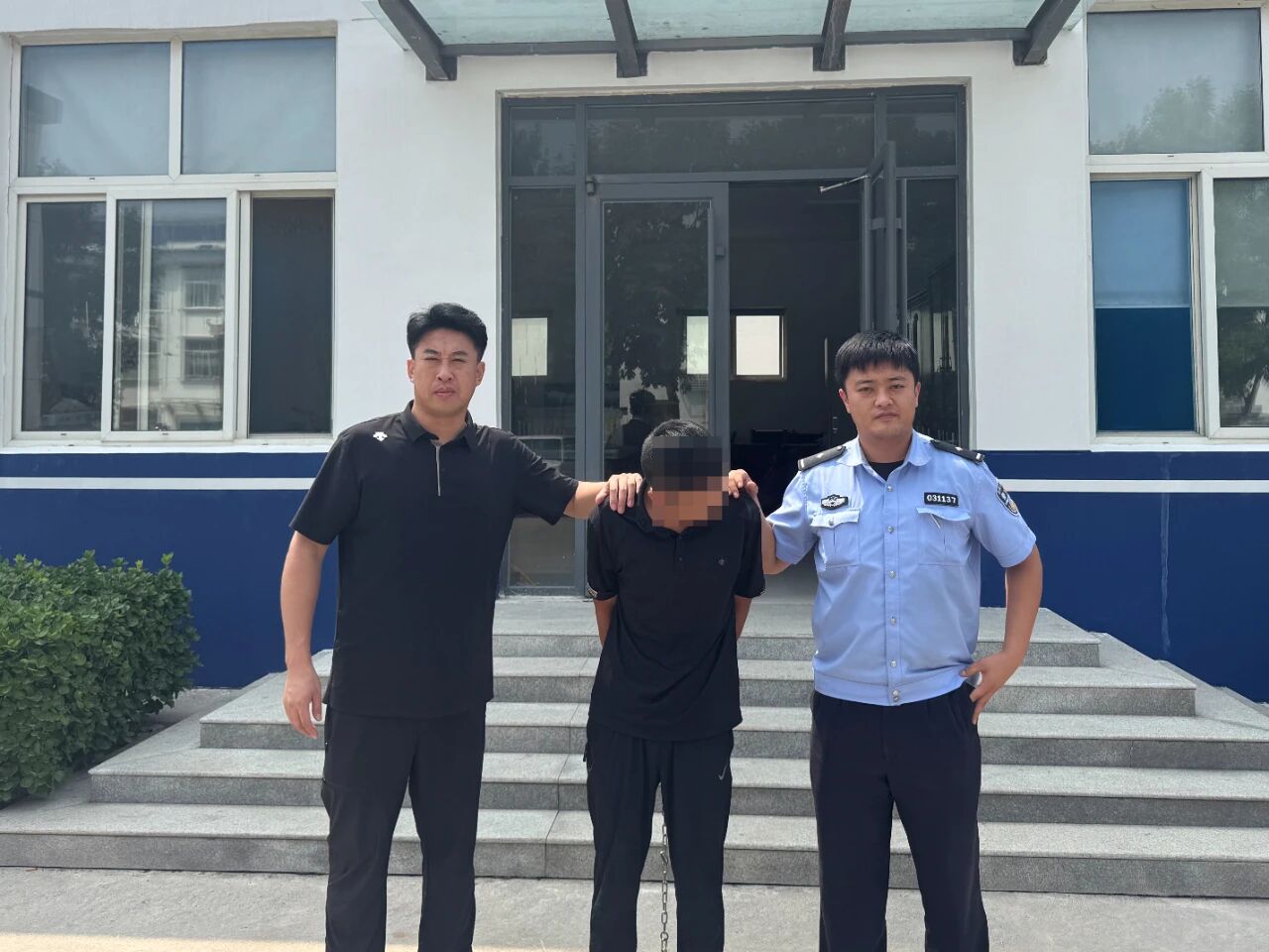 “我们逮住了一个小偷！”凌晨，淄博小伙帮助民警抓获逃犯