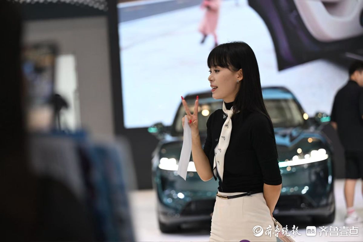 齐鲁秋季车展现场：女主播们线上推广语不停歇