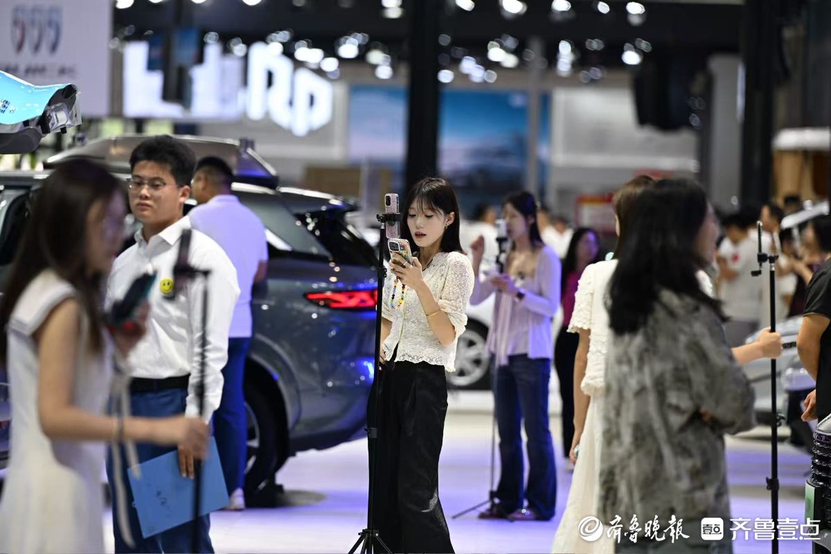 齐鲁秋季车展现场：女主播们线上推广语不停歇