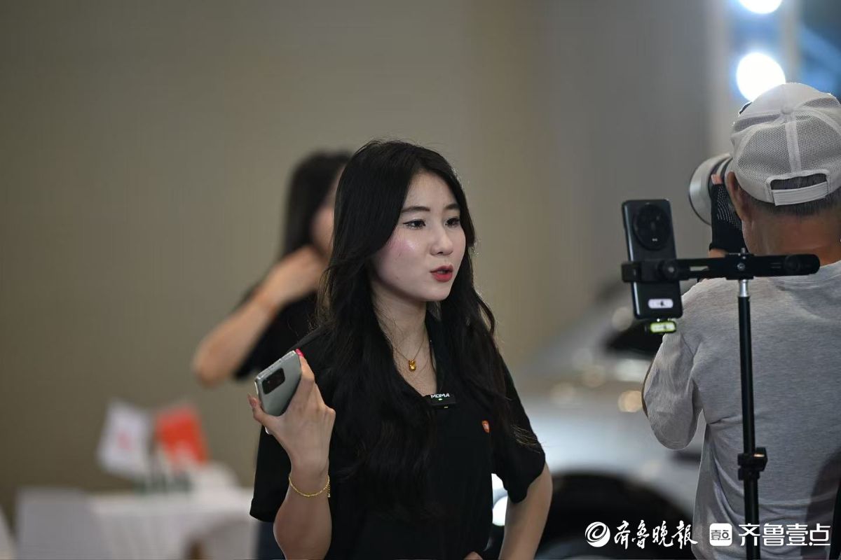 齐鲁秋季车展现场：女主播们线上推广语不停歇