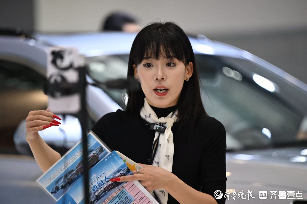 齐鲁秋季车展现场：女主播们线上推广语不停歇