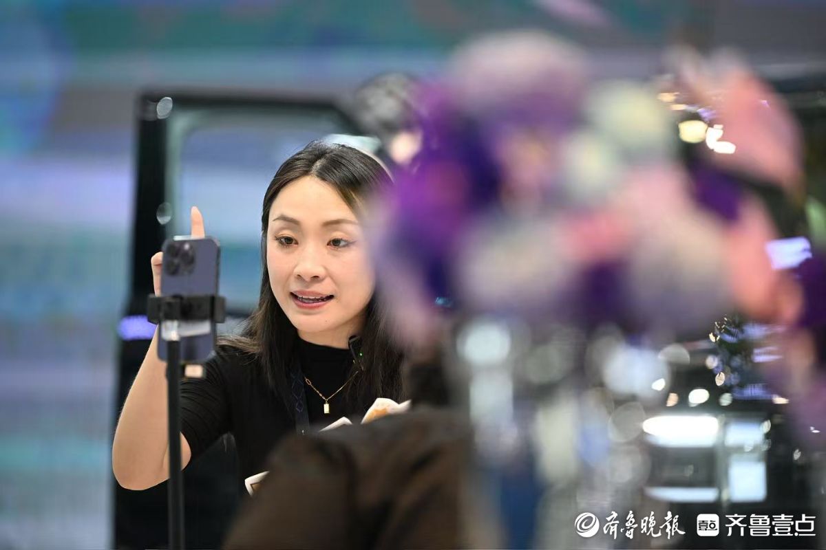齐鲁秋季车展现场：女主播们线上推广语不停歇