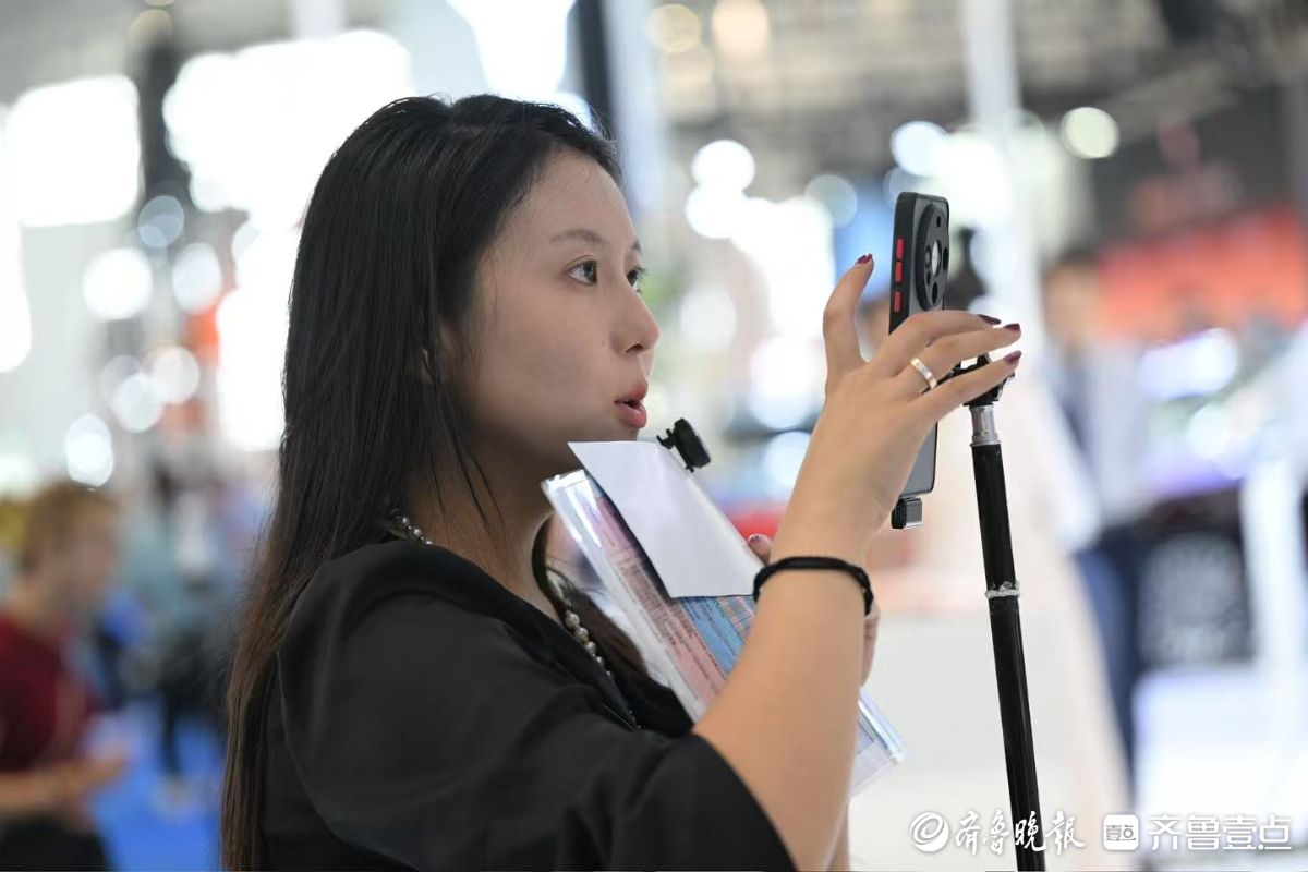 齐鲁秋季车展现场：女主播们线上推广语不停歇