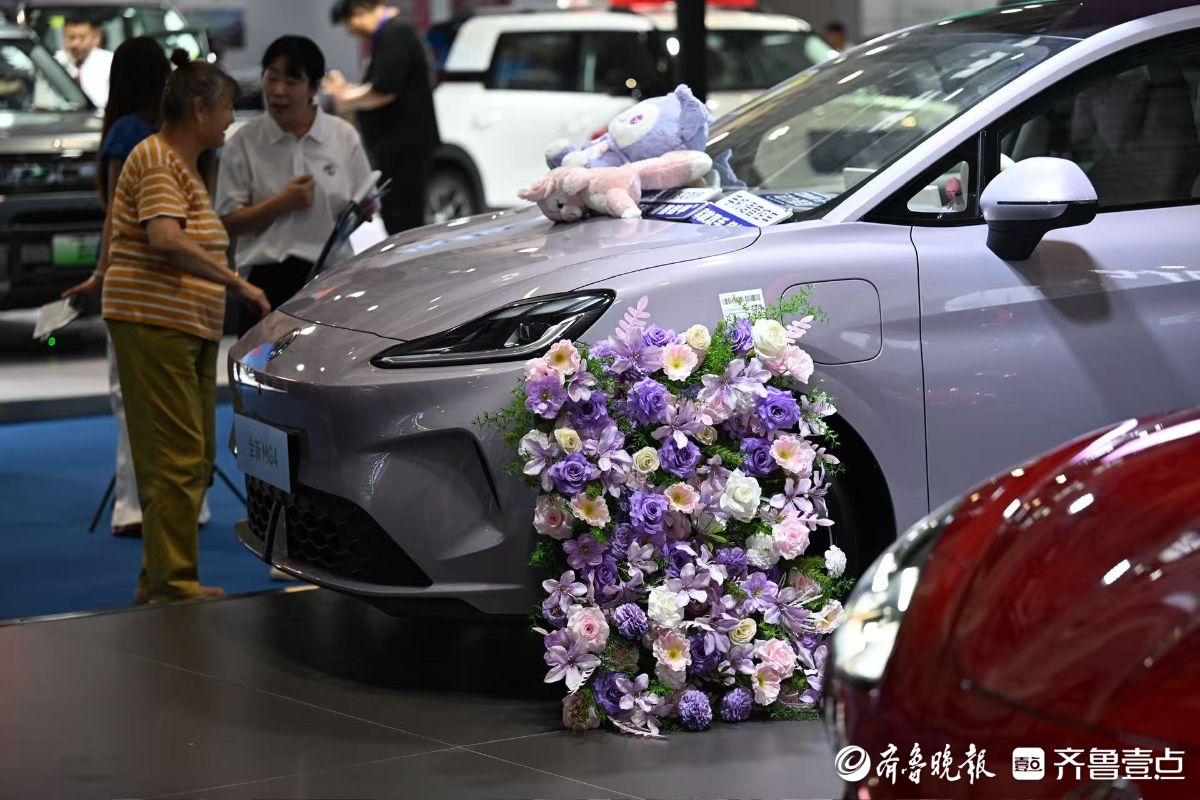 齐鲁秋季车展现场：鲜花更能配香车，一路生花寓意美好