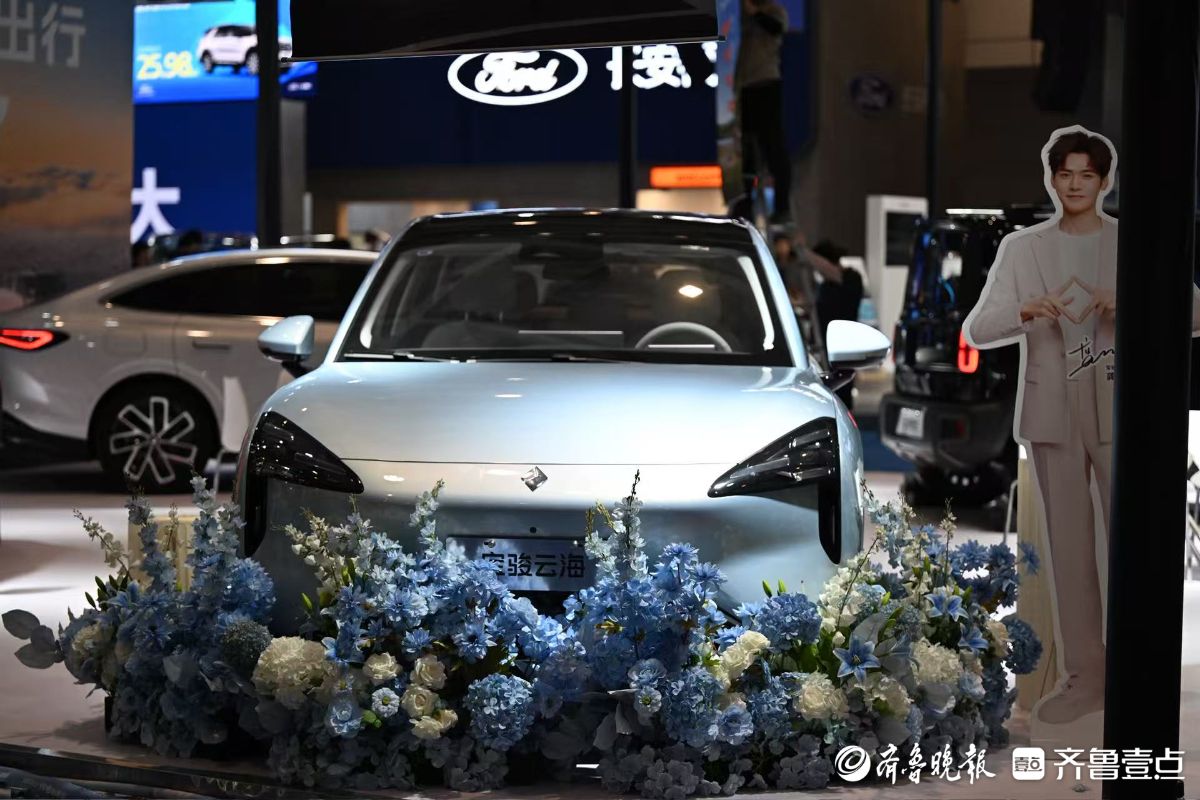齐鲁秋季车展现场：鲜花更能配香车，一路生花寓意美好