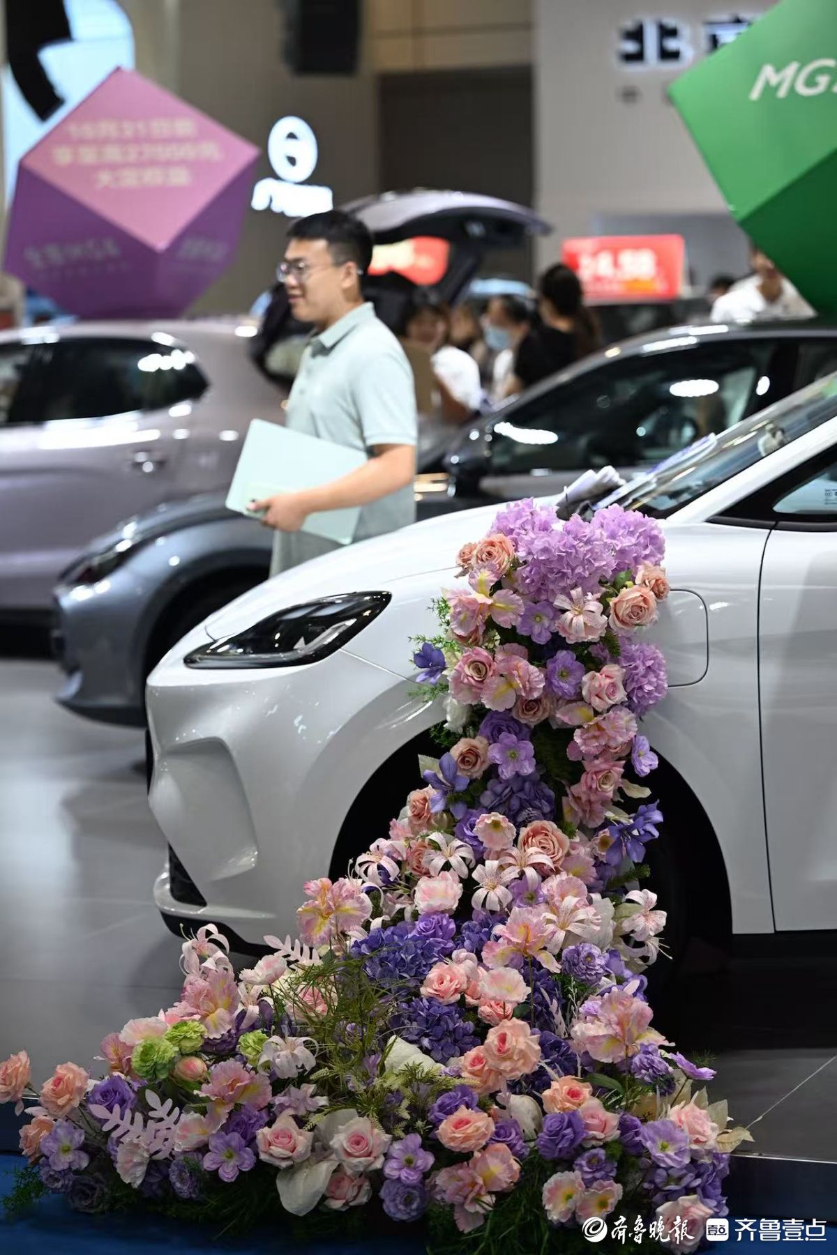 齐鲁秋季车展现场：鲜花更能配香车，一路生花寓意美好