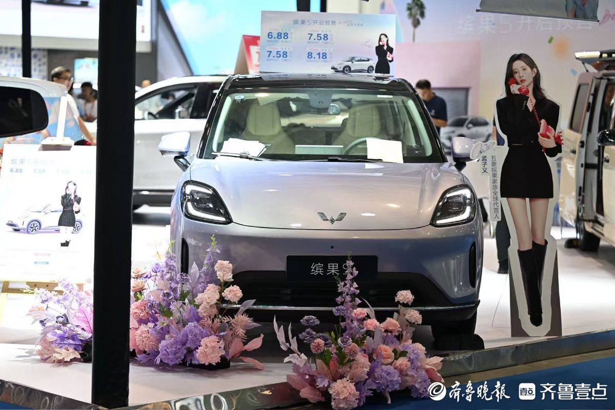 齐鲁秋季车展现场：鲜花更能配香车，一路生花寓意美好