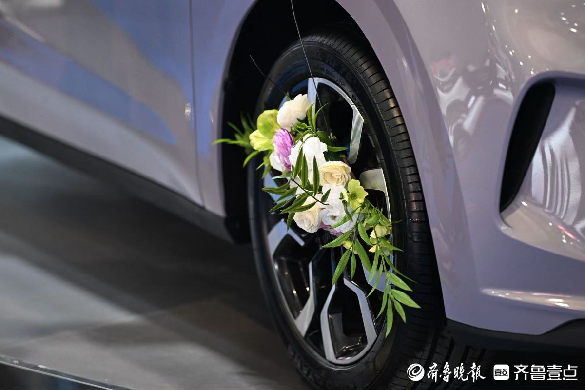 齐鲁秋季车展现场：鲜花更能配香车，一路生花寓意美好