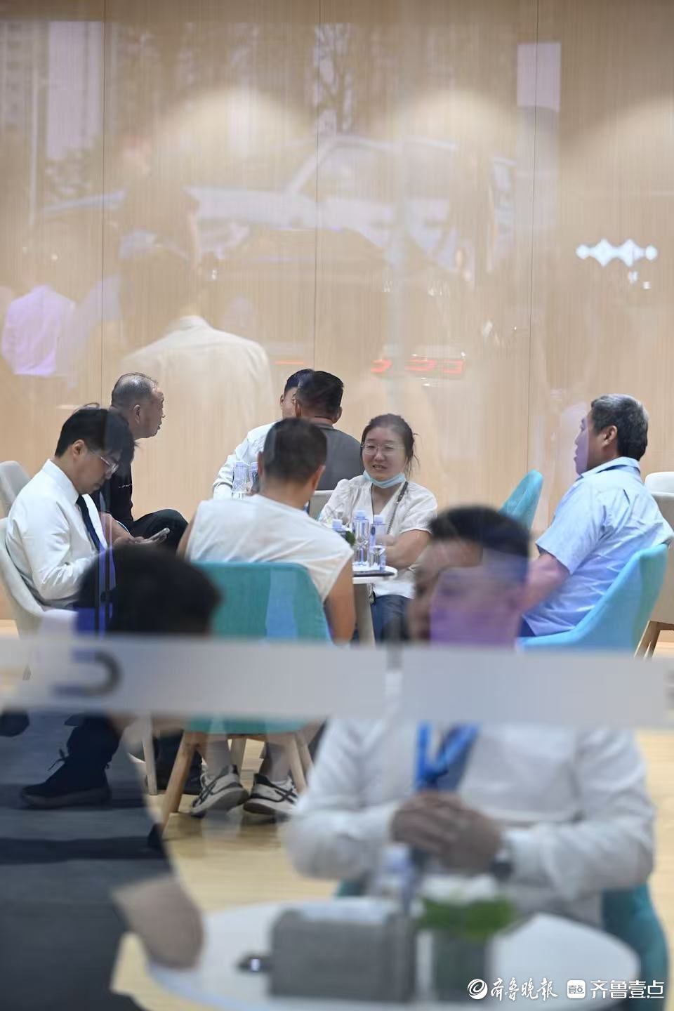 齐鲁秋季车展现场：周末订单量飙升，洽谈区坐满购车人