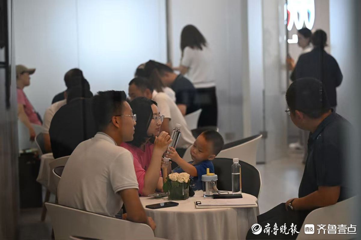 齐鲁秋季车展现场：周末订单量飙升，洽谈区坐满购车人
