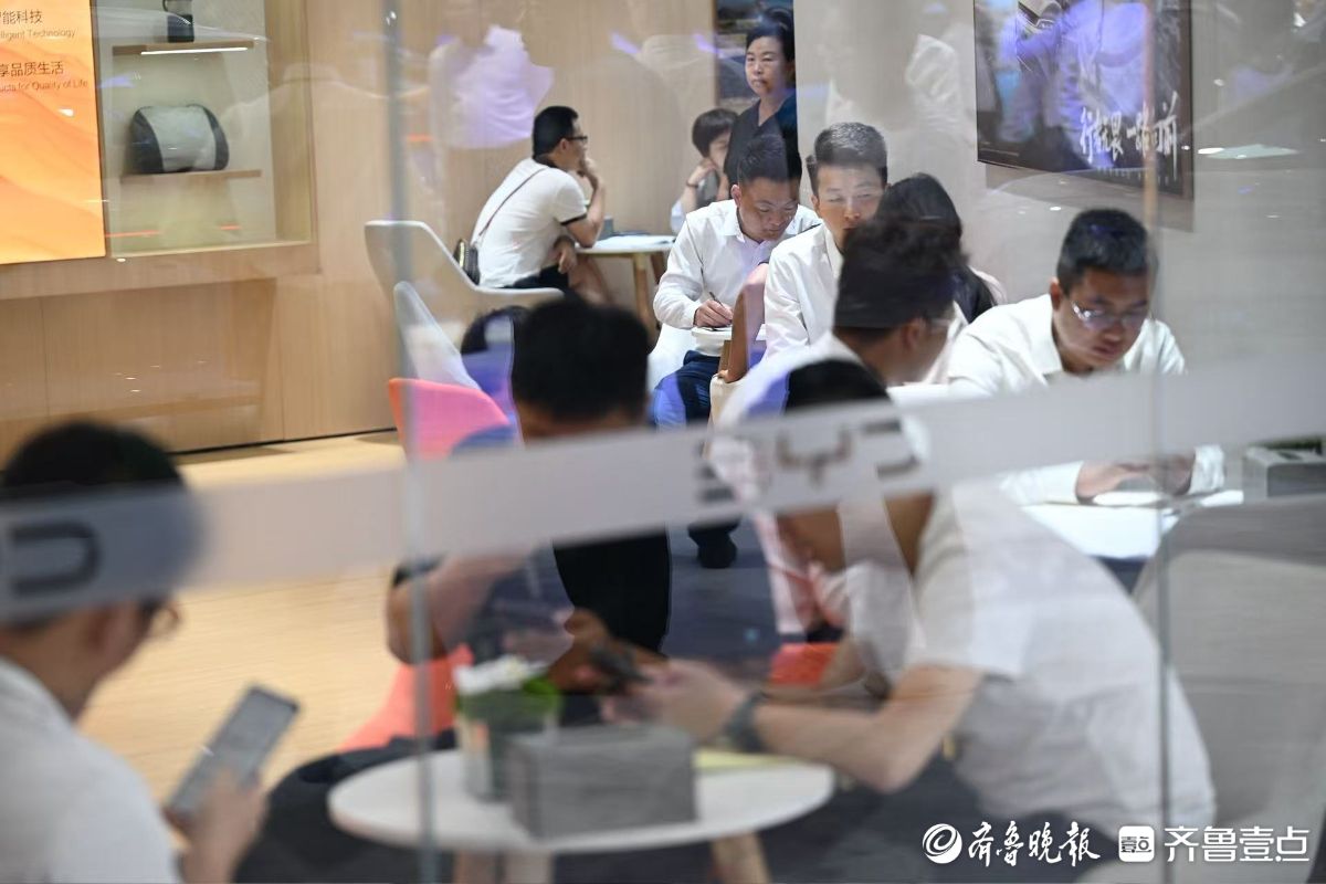 齐鲁秋季车展现场：周末订单量飙升，洽谈区坐满购车人