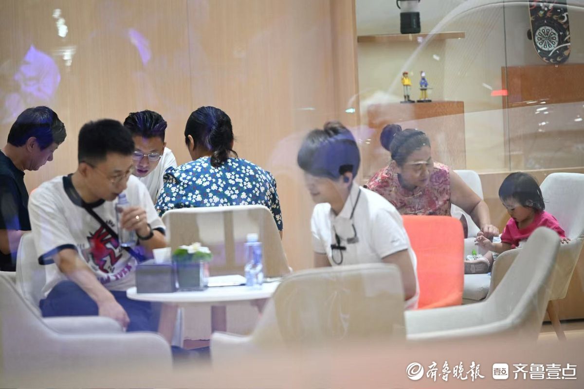 齐鲁秋季车展现场：周末订单量飙升，洽谈区坐满购车人