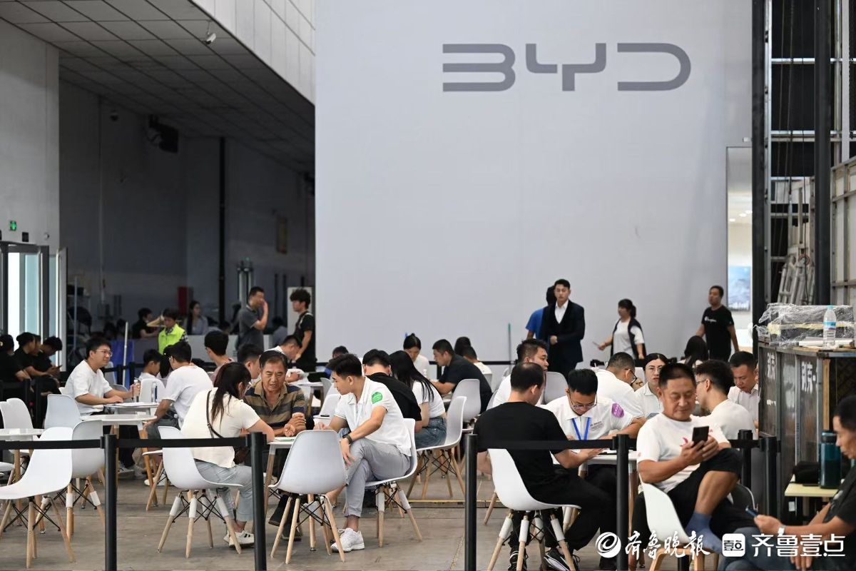 齐鲁秋季车展现场：周末订单量飙升，洽谈区坐满购车人