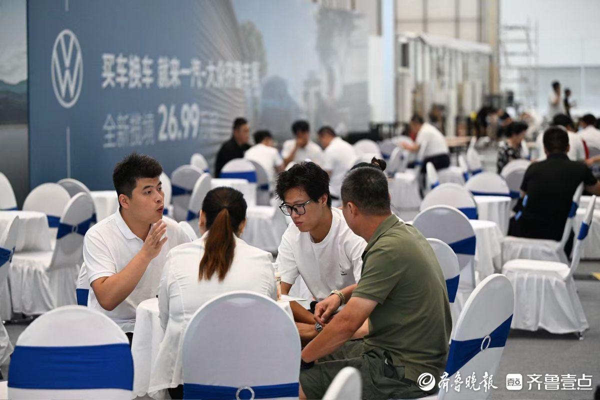 齐鲁秋季车展现场：周末订单量飙升，洽谈区坐满购车人