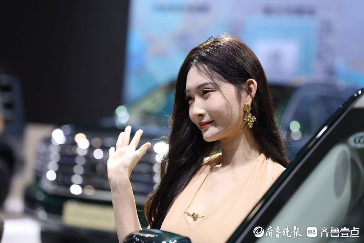 齐鲁秋季车展现场：美女模特成焦点，为车展添彩