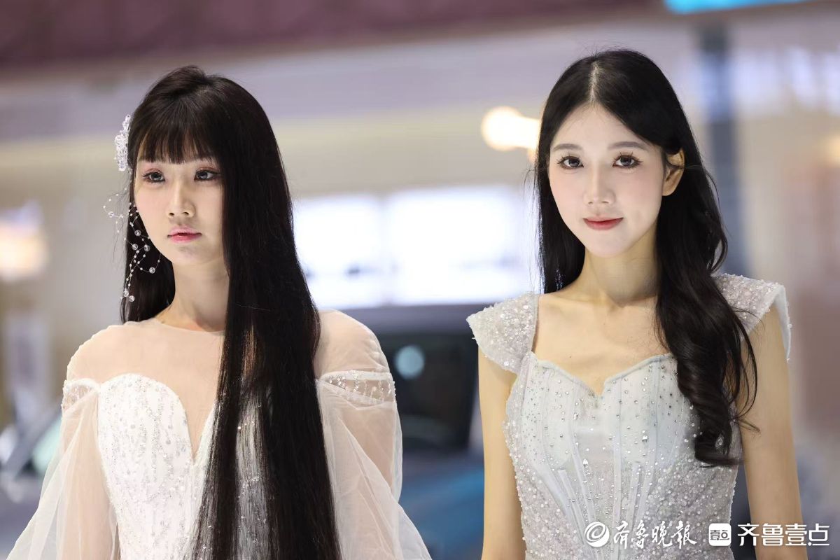 齐鲁秋季车展现场：美女模特成焦点，为车展添彩